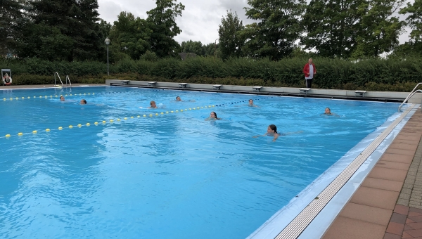 18 Jahre Altes Girl Beim Heißen Swimmingpool Unterricht 18 Jahre Altes Girl Beim Heißen Swimmingpool Unterricht